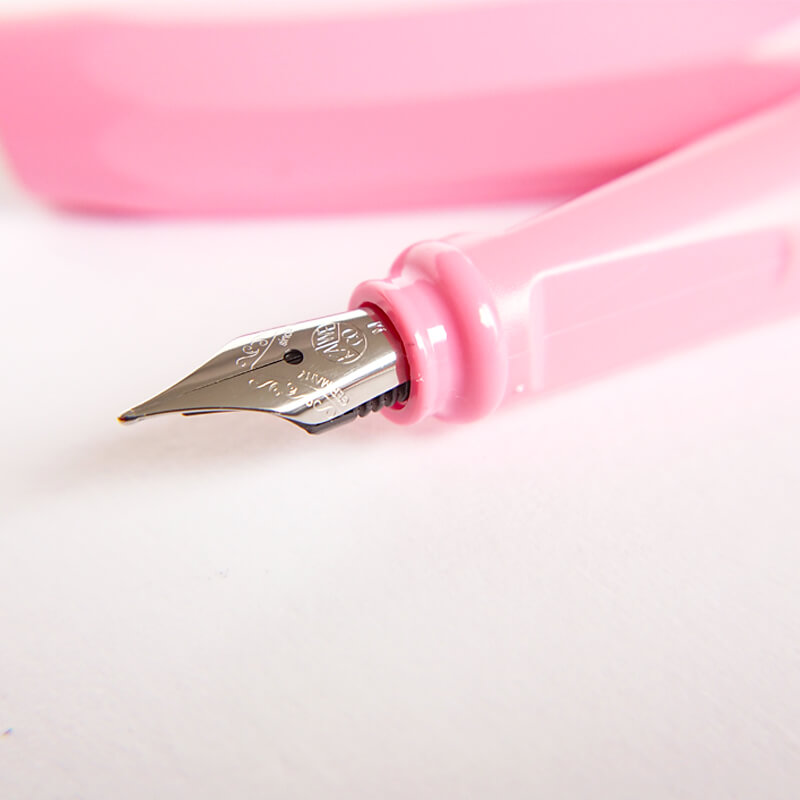 A pretty pink fountain pen which comes with a medium nib and takes ink cartridges as standard